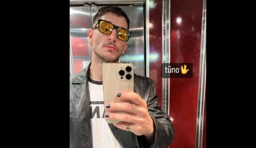 Oyuncu Uraz Kaygılaroğlu’nun siyah ojeli tırnaklarıyla çektiği selfie sosyal medyayı ikiye böldü