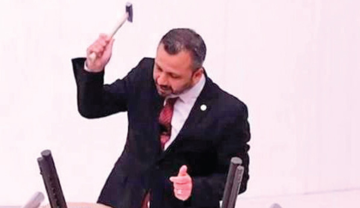Yalana çekiçli savunma! Meclis'te telefon kırma şovu yaptılar Yalana çekiçli savunma! Meclis'te telefon kırma şovu yaptılar