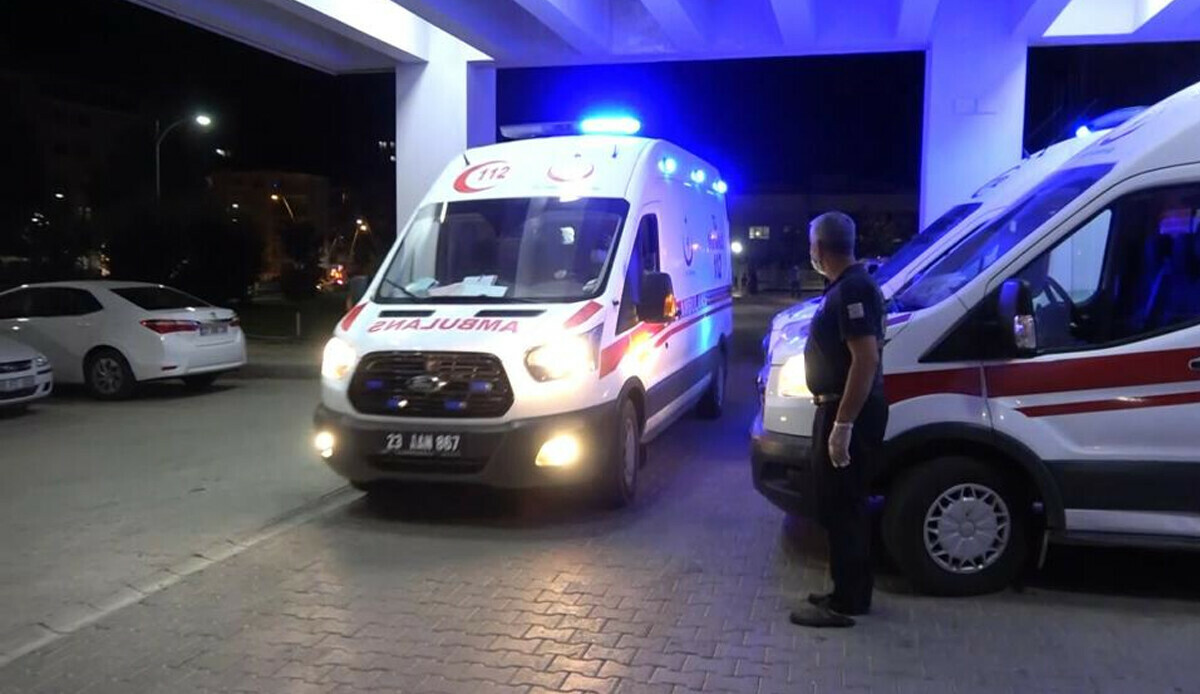 Elazığ&#039;da bir kafede bıçaklı kavga çıktı, ölü ve yaralılar var