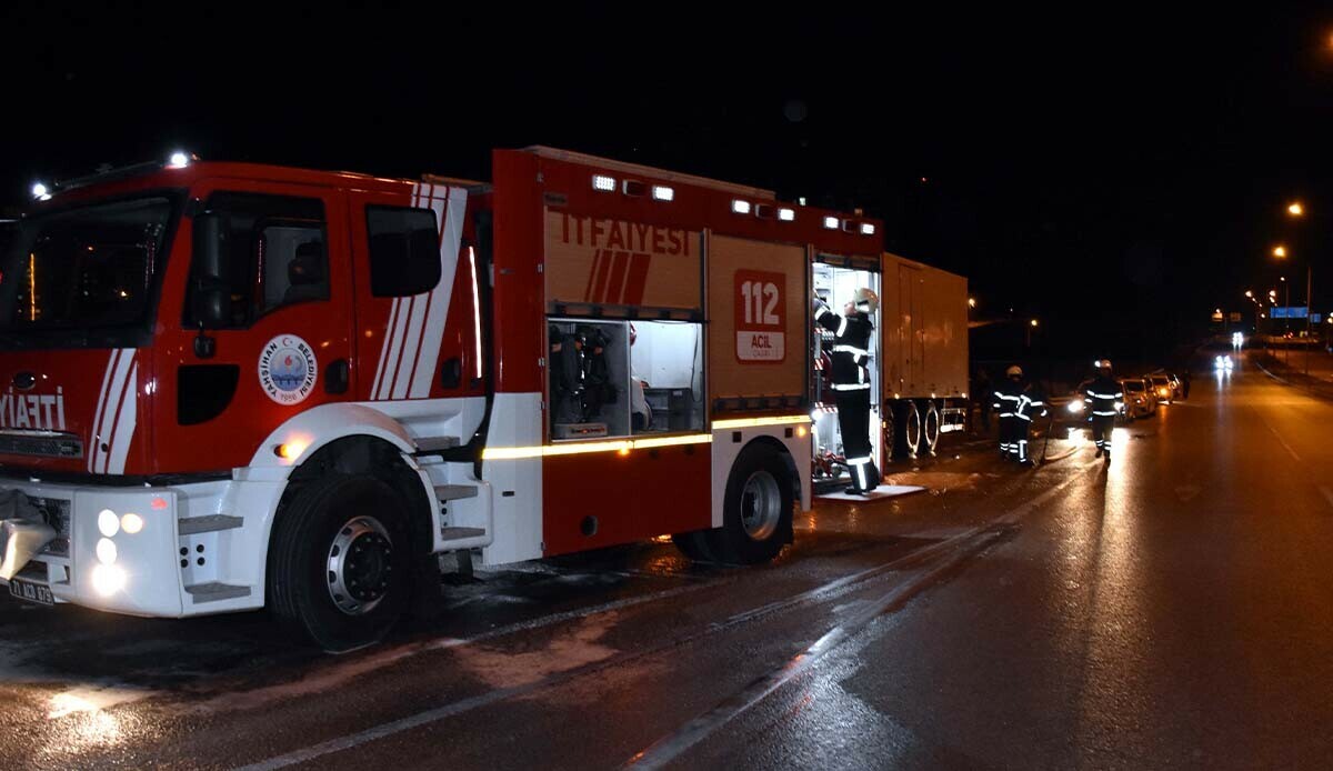 Dinamit yüklü kamyon otobanda alev aldı! Anında müdahale faciadan kurtardı