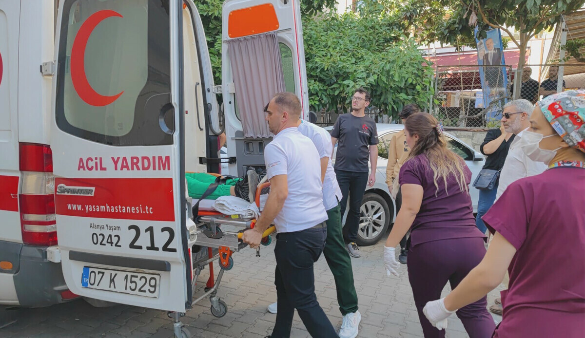 Lise bahçesinde üç kişi bıçaklandı: Baba ve kızı tutuklandı!