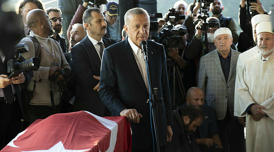 Erdoğan şehit madencilerin cenazesine katıldı.... Acılı aileleri teselli etti Erdoğan şehit madencilerin cenazesine katıldı.... Acılı aileleri teselli etti