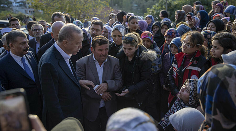 Erdoğan şehit madencilerin cenazesine katıldı.... Acılı aileleri teselli etti Erdoğan şehit madencilerin cenazesine katıldı.... Acılı aileleri teselli etti