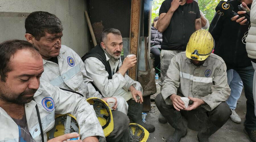 İki dakikayla hayatta kaldı: 15 kişiden tek o kurtuldu! Maden işçisi o anları anlattı... İki dakikayla hayatta kaldı: 15 kişiden tek o kurtuldu! Maden işçisi o anları anlattı...