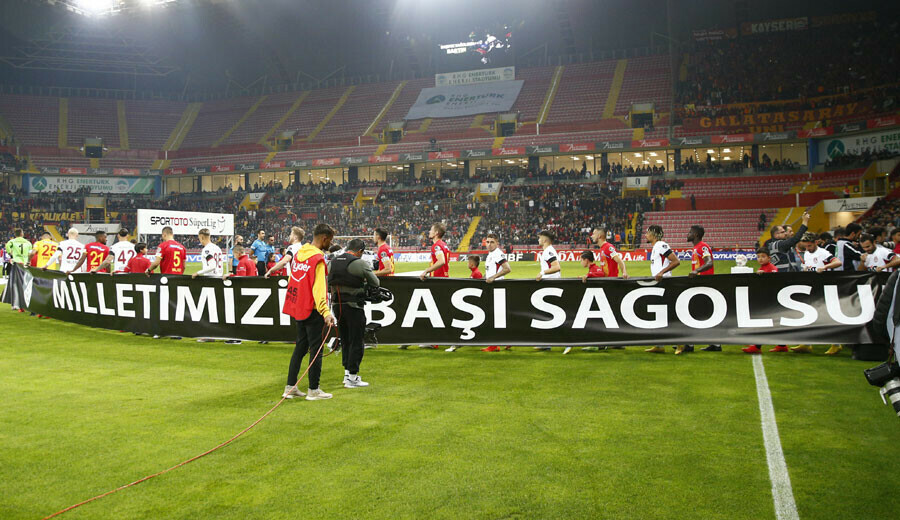 Okan Buruk sinirden ceketini fırlatıp yere attı, Galatasaray top oynamıyor! Okan Buruk sinirden ceketini fırlatıp yere attı, Galatasaray top oynamıyor!