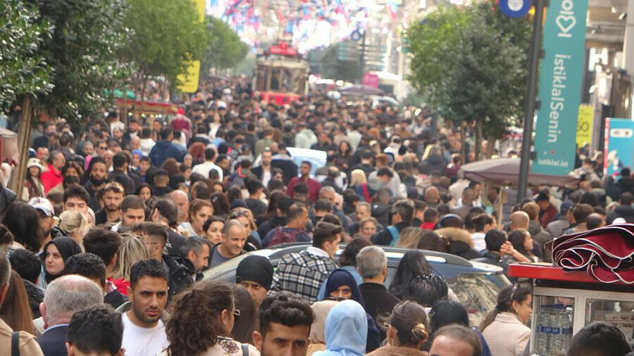 Taksim'de insan seli, adım atacak yer kalmadı