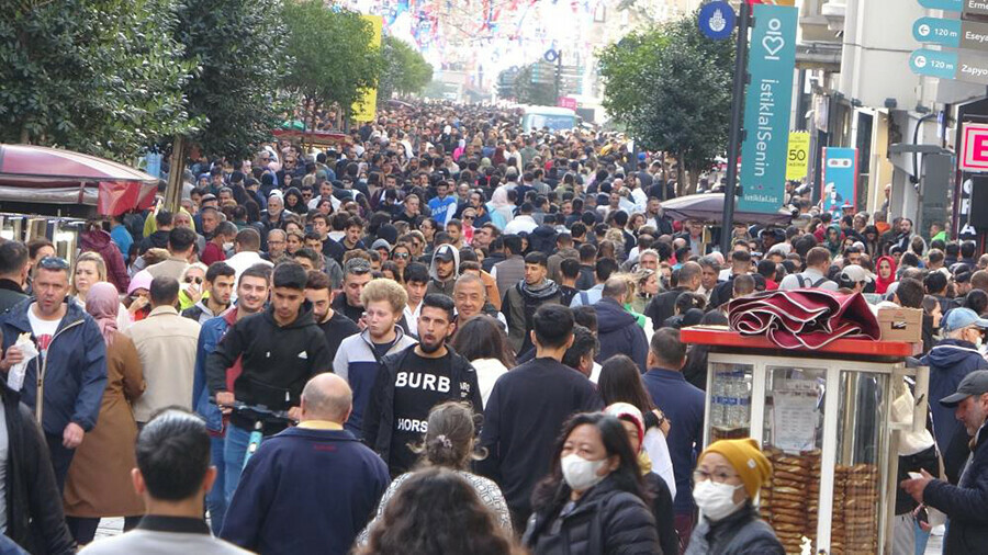 Taksim'de insan seli, adım atacak yer kalmadı