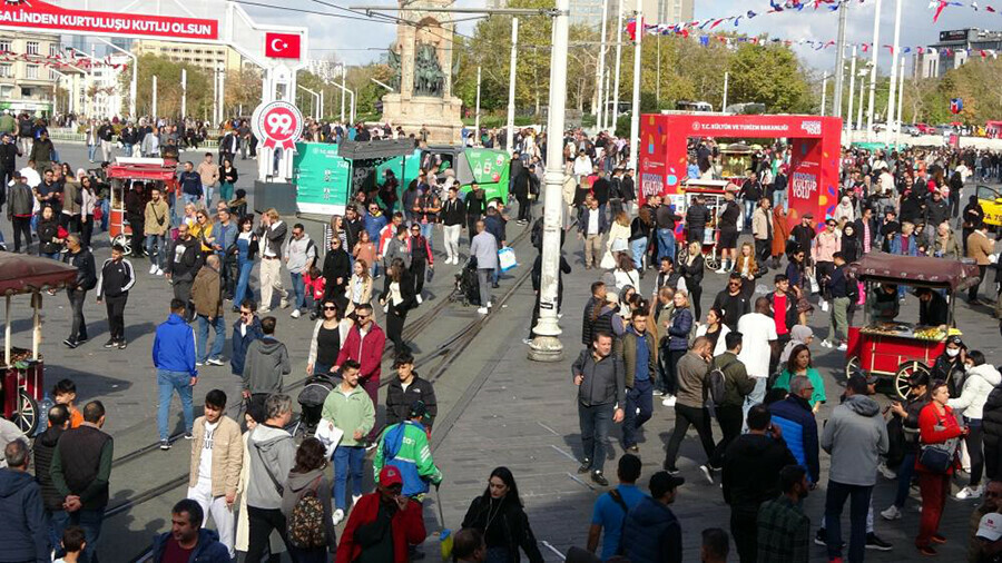 Taksim'de insan seli, adım atacak yer kalmadı