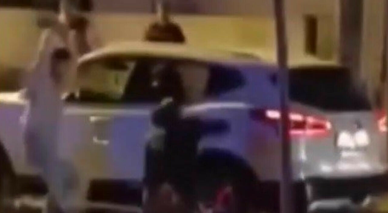 İzmir’de dehşete düşüren yol verme kavgası: Kafasına kaldırım taşıyla vurdular İzmir’de dehşete düşüren yol verme kavgası: Kafasına kaldırım taşıyla vurdular