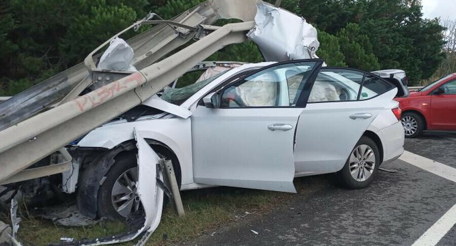 İstanbul Havalimanı yolunda hostesleri taşıyan araç bariyerlere ok gibi saplandı