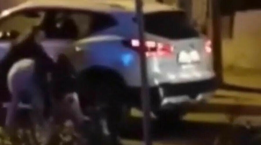 İzmir’de dehşete düşüren yol verme kavgası: Kafasına kaldırım taşıyla vurdular