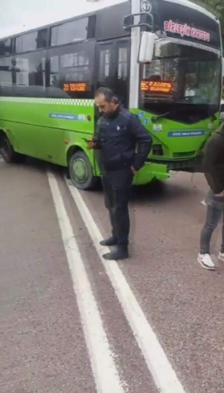Kocaeli'de halk otobüsü araba işe çarpıştı, bir aile parçalandı Kocaeli'de halk otobüsü araba işe çarpıştı, bir aile parçalandı