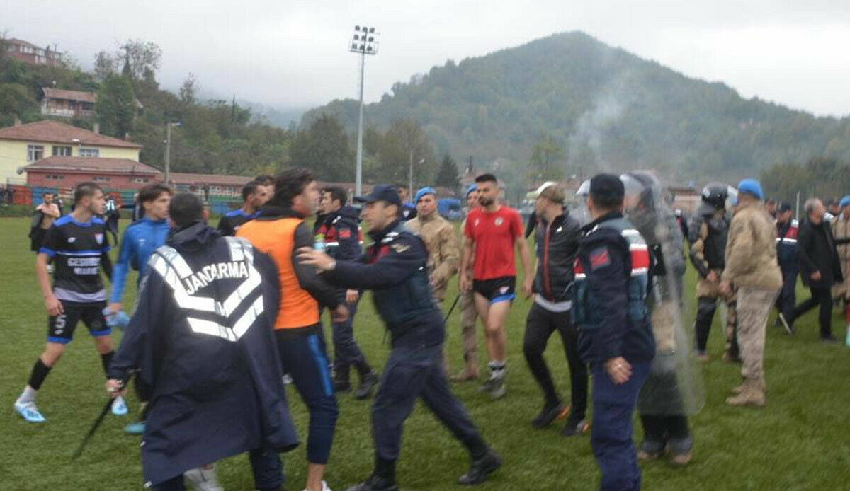 Amatör ligde saha savaş alanına döndü! Tekme ve yumruklar havada uçuştu