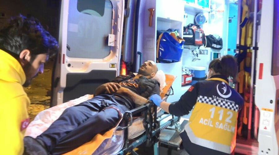 Silahla oynarken kazayla kendini vurdu, yoldan geçen hurdacı kurtardı Silahla oynarken kazayla kendini vurdu, yoldan geçen hurdacı kurtardı