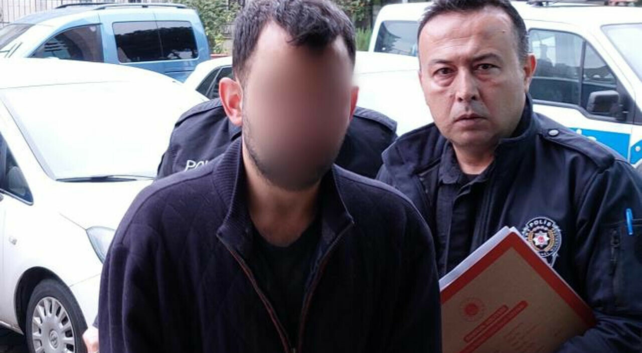 Geride gizemli bir mektup bırakmıştı… Sahilde ölü bulunan genç kız olayında 3 kişiye gözaltı Geride gizemli bir mektup bırakmıştı… Sahilde ölü bulunan genç kız olayında 3 kişiye gözaltı