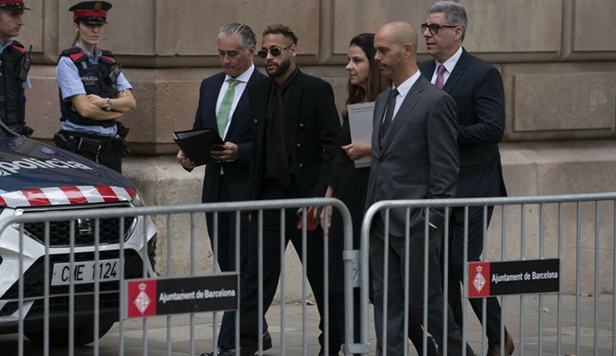 Neymar 'transferde usulsüzlük' iddiasıyla hakim karşısında! 7 yıl hapsi isteniyor Neymar 'transferde usulsüzlük' iddiasıyla hakim karşısında! 7 yıl hapsi isteniyor