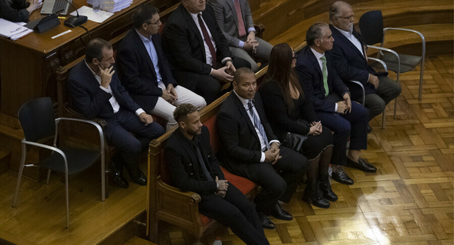 Neymar 'transferde usulsüzlük' iddiasıyla hakim karşısında! 7 yıl hapsi isteniyor Neymar 'transferde usulsüzlük' iddiasıyla hakim karşısında! 7 yıl hapsi isteniyor