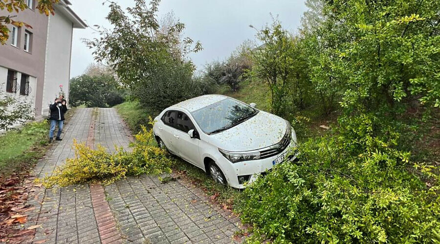 Park halinde bıraktığı otomobilinin son halini görünce sinir krizi geçirdi Park halinde bıraktığı otomobilinin son halini görünce sinir krizi geçirdi