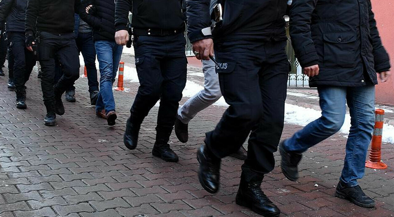 FETÖ'ye finansal yardımda bulunanlara operasyon: 87 gözaltı FETÖ'ye finansal yardımda bulunanlara operasyon: 87 gözaltı