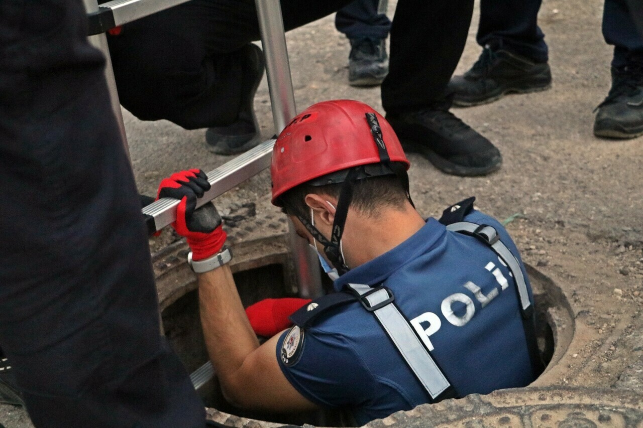 <p>Yaklaşık 1 saat süren arama çalışmaları sonucunda AFAD ekiplerinden Tolga Çallıoğlu, ailenin umutlarını erteleyen haberi paylaştı. Çallıoğlu, “<strong>Daha önce burada 7 kilometre gezdik sizinle birlikte, çalışmalarda ben de aramıştım. Üzülerek söylüyorum, kusura bakmayın ama bu asılsız bir ihbar gibi</strong>” dedi.</p>