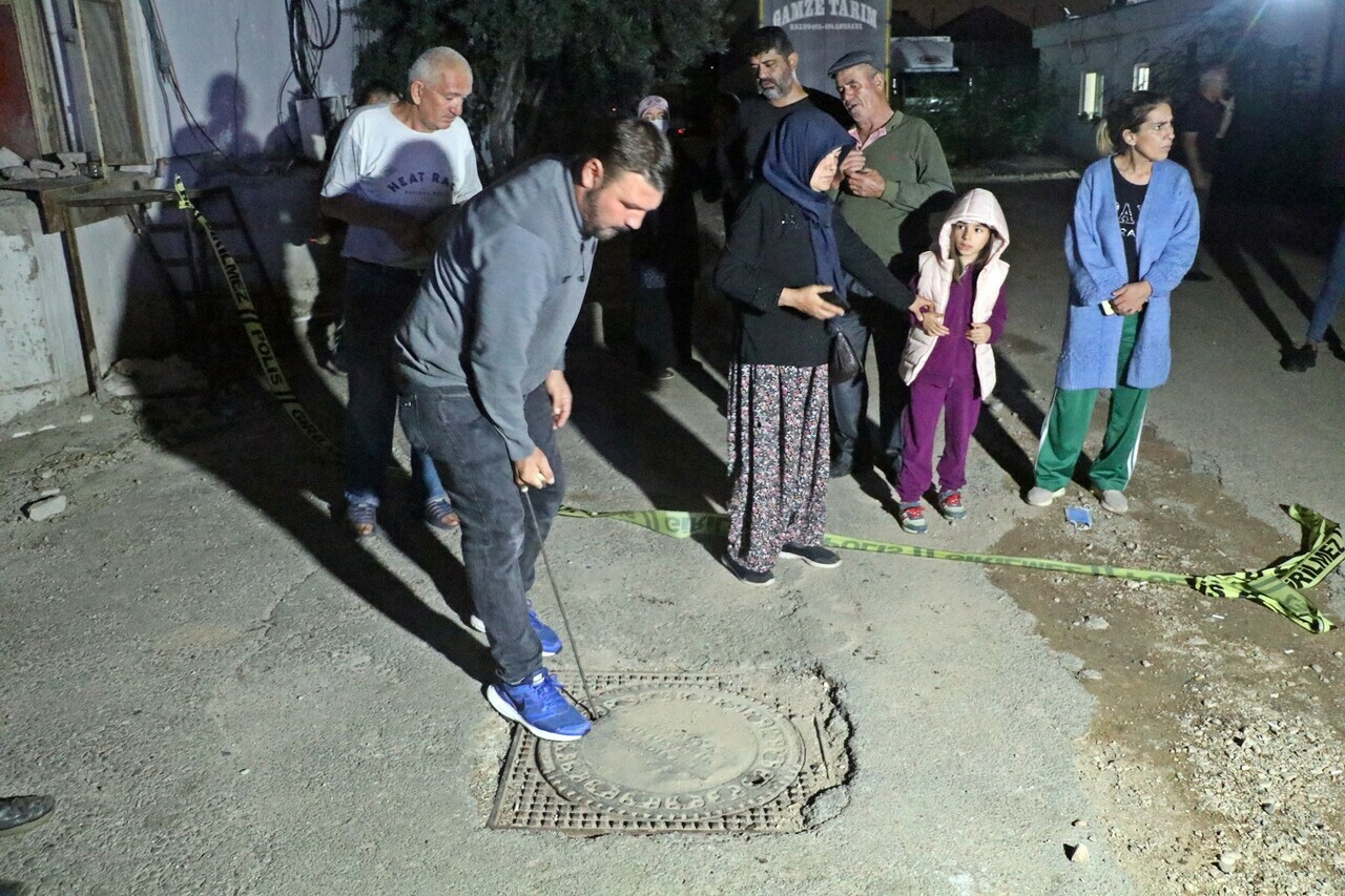 <p>Yaklaşık bir ay önce kayıp gencin arkadaşları, baba Mehmet Güç’e ulaşarak oğlunun kanalizasyonda elektrik akımına kapılıp hayatını kaybettiğini, cenazenin de kanalizasyonda olduğunu söyledi. Bunun üzerine aile, adrese gelerek  kanalizasyonda yaklaşık yarım saat arama yaptı. Ceset bulunamayınca durum 112 Acil Çağrı Merkezine bildirildi.</p>
