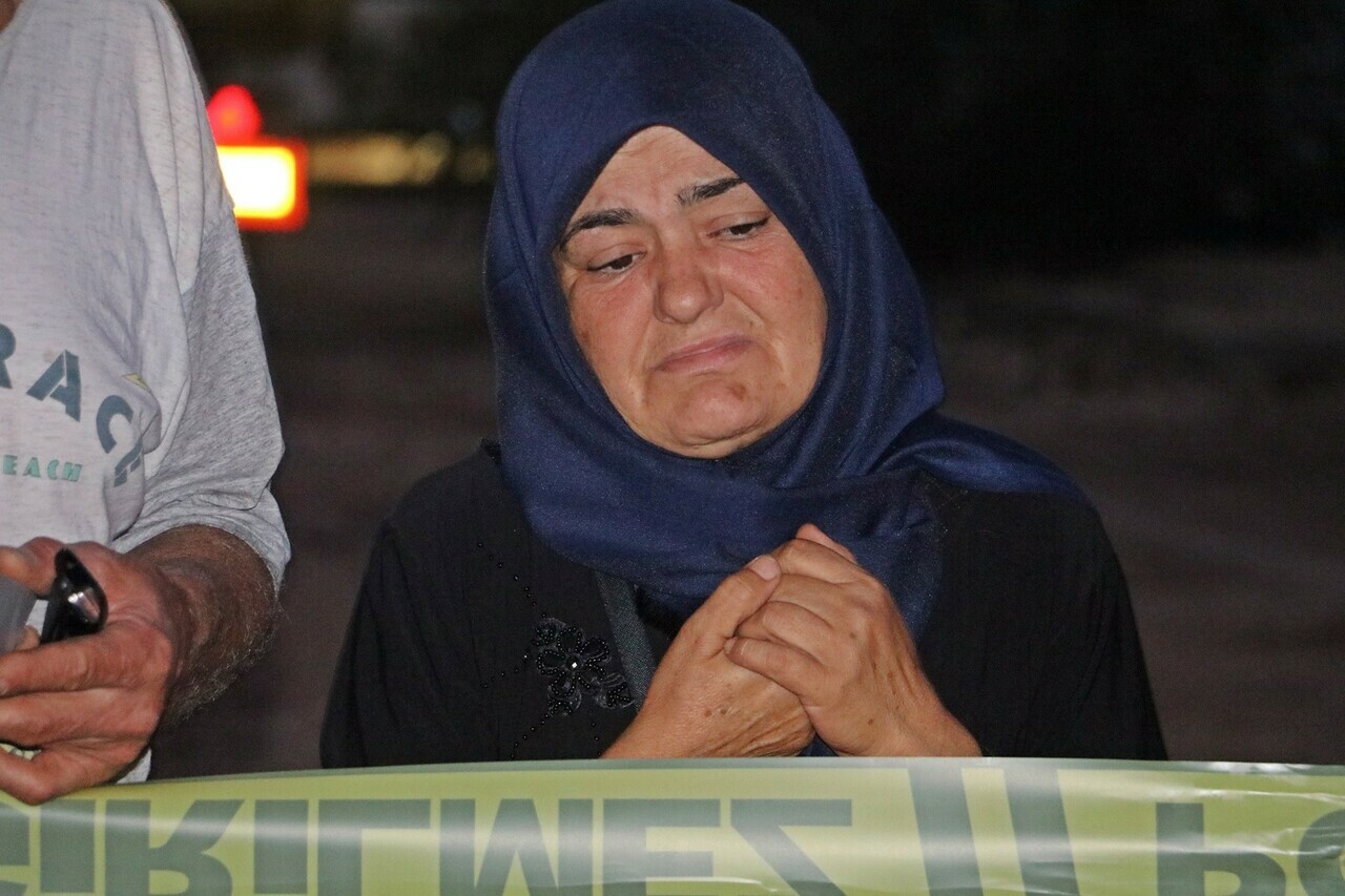 <p>Ekipler, bölgede güvenlik şeridi oluşturarak kanalizasyon içerisindeki elektrik akımını kapatıp krokiye göre arama çalışmalarına başladı. </p>