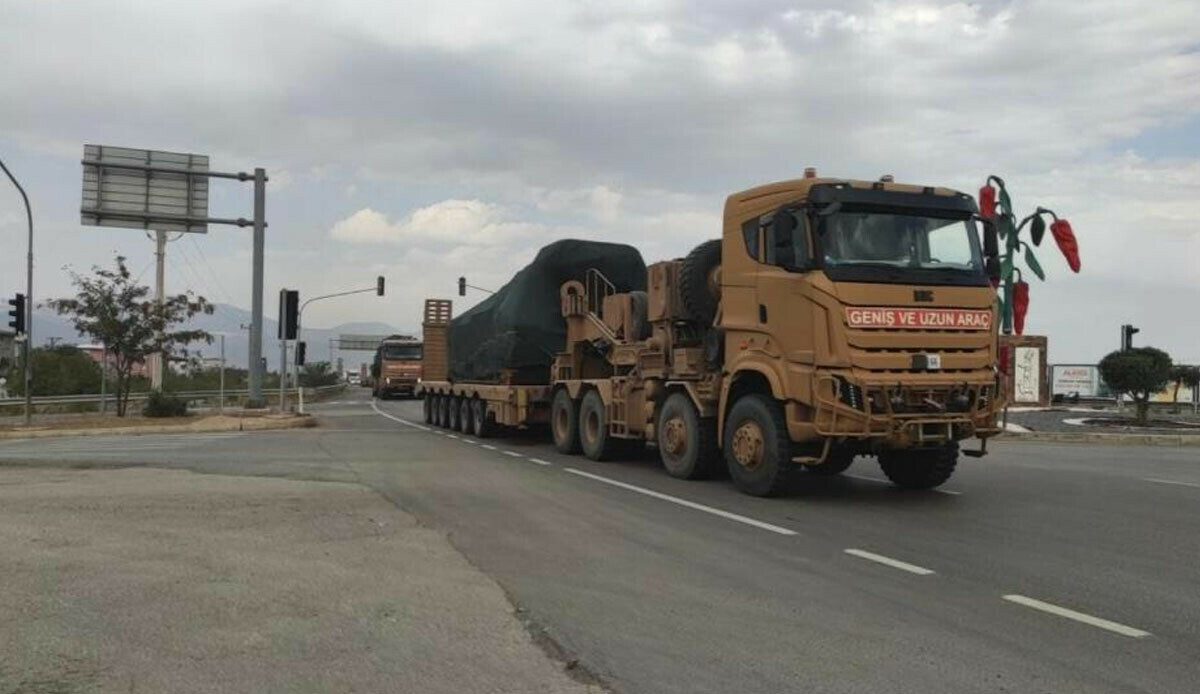 Suriye sınırına tank ve zırhlı araç sevkiyatı sürüyor Suriye sınırına tank ve zırhlı araç sevkiyatı sürüyor