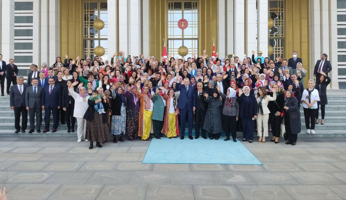 Cumhurbaşkanı Erdoğan'dan erkek çiftçilere esprili gönderme: Kahvehanelerde zar atıyorlar değil mi Cumhurbaşkanı Erdoğan'dan erkek çiftçilere esprili gönderme: Kahvehanelerde zar atıyorlar değil mi
