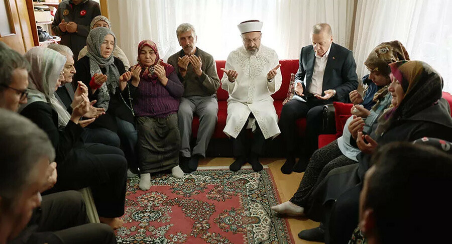 Erdoğan, maden şehidinin doğacak oğlunun isim babası oldu: Seçtiği ad duygulandırdı Erdoğan, maden şehidinin doğacak oğlunun isim babası oldu: Seçtiği ad duygulandırdı