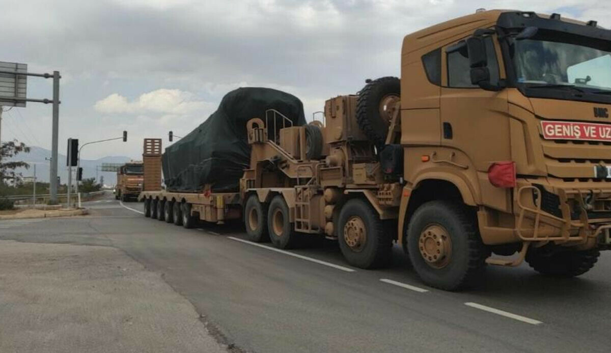 Suriye sınırına tank ve zırhlı araç sevkiyatı sürüyor Suriye sınırına tank ve zırhlı araç sevkiyatı sürüyor