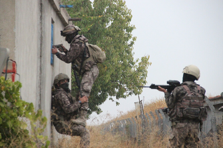 Karaman'da 2 ayrı suç örgütü ‘son nokta’ ile çökertildi! Ele geçirilen cephanelikte yok yok Karaman'da 2 ayrı suç örgütü ‘son nokta’ ile çökertildi! Ele geçirilen cephanelikte yok yok