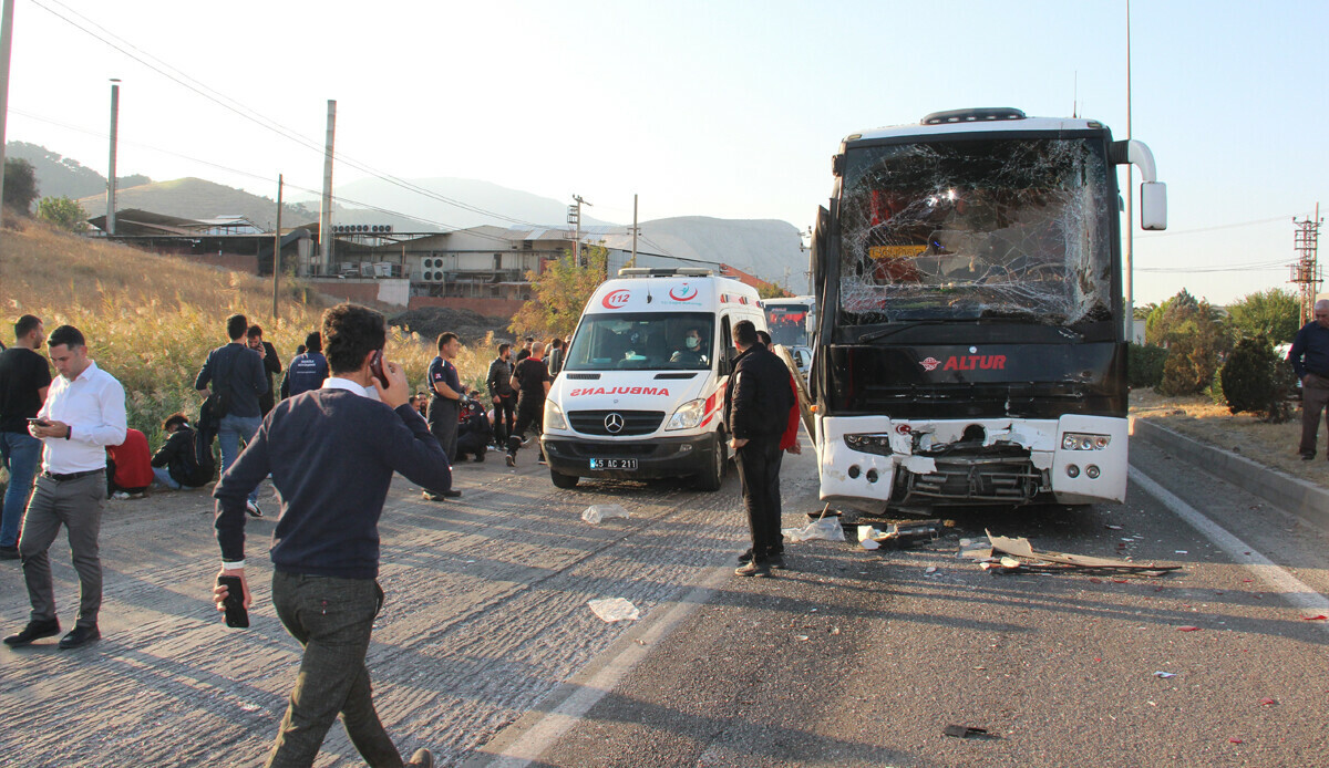 Manisa'da zincirleme kaza, 24 yaralı var Manisa'da zincirleme kaza, 24 yaralı var