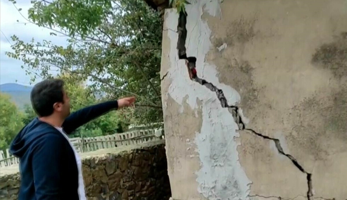 İstanbul'da taş ocağında dinamit patlaması! Taşlar adeta evlerin üstüne yağdı İstanbul'da taş ocağında dinamit patlaması! Taşlar adeta evlerin üstüne yağdı