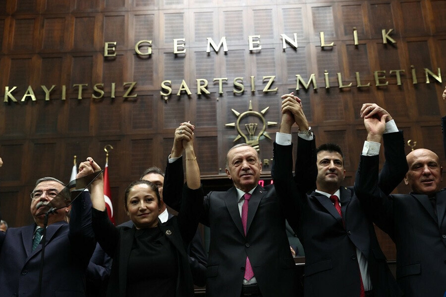Mehmet Ali Çelebi AK Parti'de! Rozetini Erdoğan taktı, sözleri sıraları coşturdu Mehmet Ali Çelebi AK Parti'de! Rozetini Erdoğan taktı, sözleri sıraları coşturdu