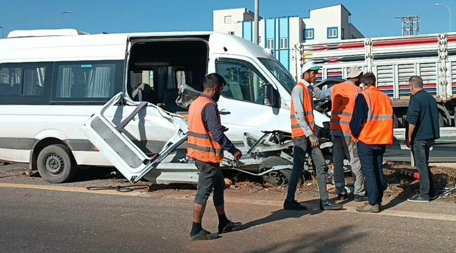 İşçi servisi bariyerlere ok gibi saplandı: Ölü ve yaralılar var İşçi servisi bariyerlere ok gibi saplandı: Ölü ve yaralılar var