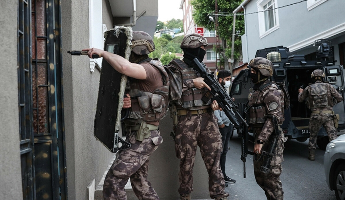 Son dakika...  Yunanistan’ın Lavrion Kampı&#039;nda eğitim alan terörist dahil 14 şüpheli yakalandı!