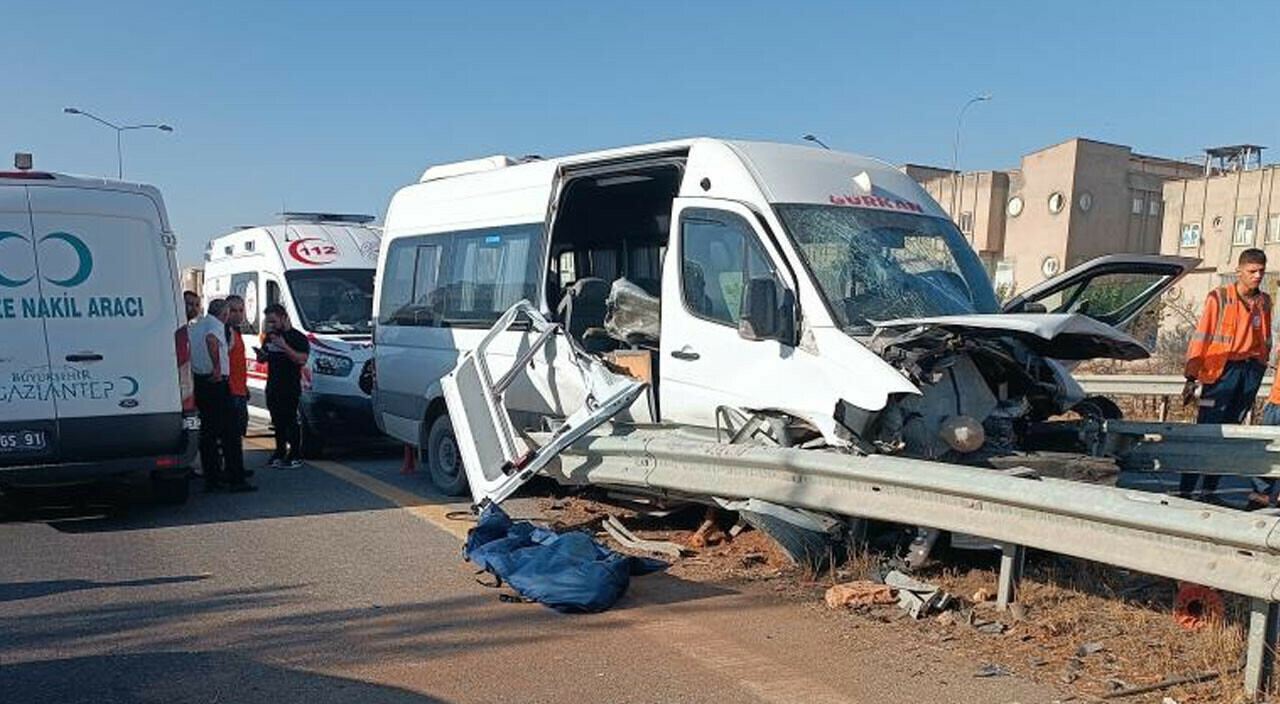 İşçi servisi bariyerlere ok gibi saplandı: Ölü ve yaralılar var İşçi servisi bariyerlere ok gibi saplandı: Ölü ve yaralılar var
