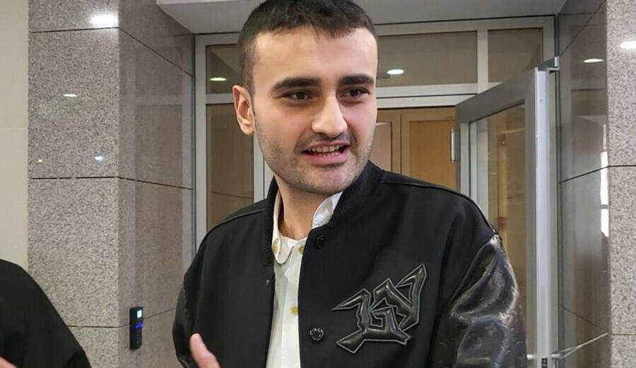 Davalık olan CZN Burak, mahkemede aylık gelirini açıkladı Davalık olan CZN Burak, mahkemede aylık gelirini açıkladı