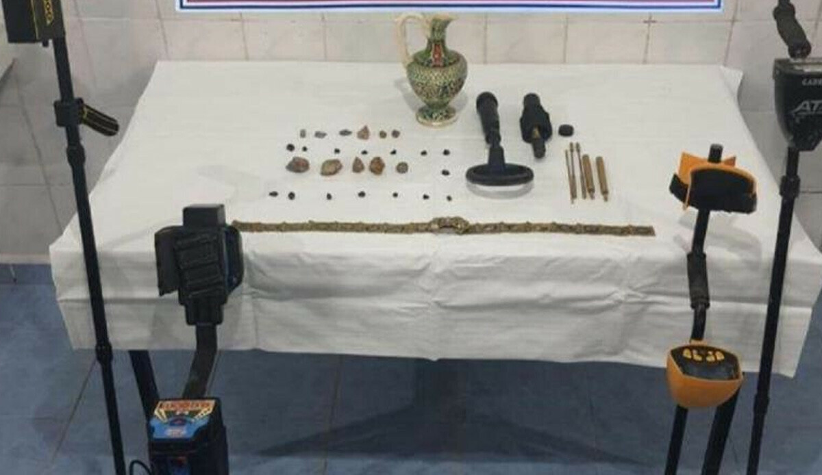 Define ararken suçüstü yakalandılar, evlerinden çıkan şoke etti Define ararken suçüstü yakalandılar, evlerinden çıkan şoke etti