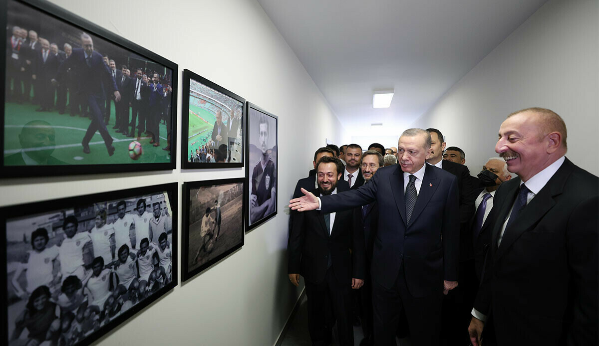 Azerbaycan ziyaretinde renkli anlar... Aliyev halter kaldırdı Azerbaycan ziyaretinde renkli anlar... Aliyev halter kaldırdı