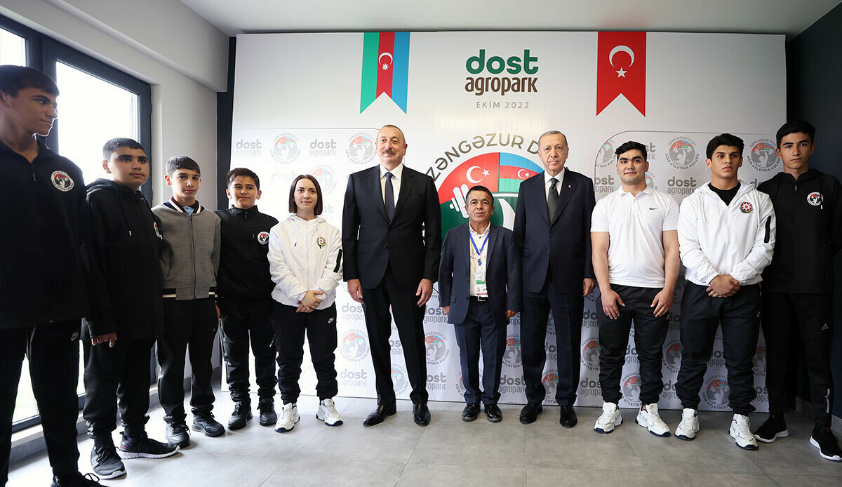 Azerbaycan ziyaretinde renkli anlar... Aliyev halter kaldırdı Azerbaycan ziyaretinde renkli anlar... Aliyev halter kaldırdı