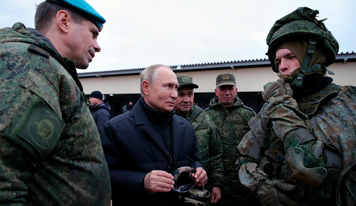 Putin, orduya çağrılan askerleri sahada denetledi! Putin, orduya çağrılan askerleri sahada denetledi!