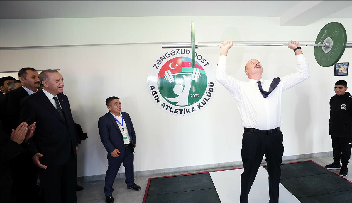 Azerbaycan ziyaretinde renkli anlar... Aliyev halter kaldırdı Azerbaycan ziyaretinde renkli anlar... Aliyev halter kaldırdı