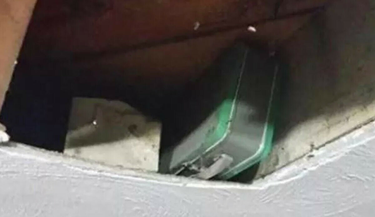 Tadilat sırasında evinde buldu: Gizemli kutudan çıkanlar şoke etti! O anlar viral oldu