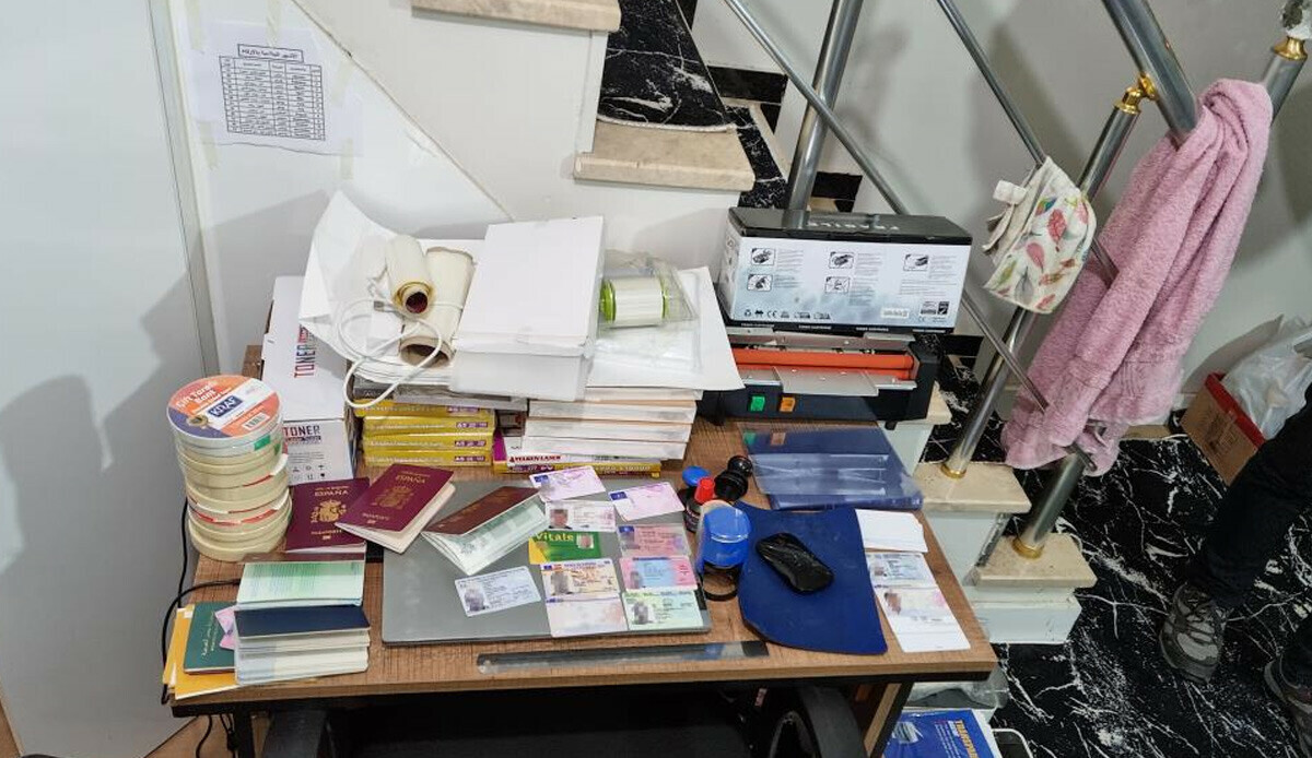 İstanbul'da sahte pasaport baskını: Gizli bölmede yakalandı İstanbul'da sahte pasaport baskını: Gizli bölmede yakalandı