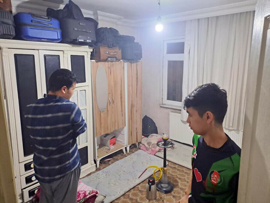 Zeytinburnu’nda günübirlik pansiyon operasyonu: 350 göçmen yakalandı Zeytinburnu’nda günübirlik pansiyon operasyonu: 350 göçmen yakalandı
