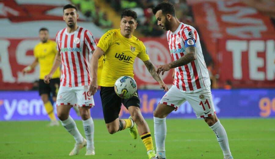 Luyindama'dan Nuri Şahin'e hayat öpücüğü! Antalyaspor İstanbulspor'u 90+6'da yıktı, 6 maçlık hasret sona erdi Luyindama'dan Nuri Şahin'e hayat öpücüğü! Antalyaspor İstanbulspor'u 90+6'da yıktı, 6 maçlık hasret sona erdi