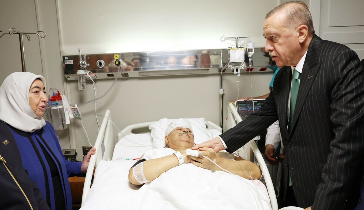 Cumhurbaşkanı Erdoğan, trafik kazası geçiren Binali Yıldırım'ı ziyaret etti Cumhurbaşkanı Erdoğan, trafik kazası geçiren Binali Yıldırım'ı ziyaret etti