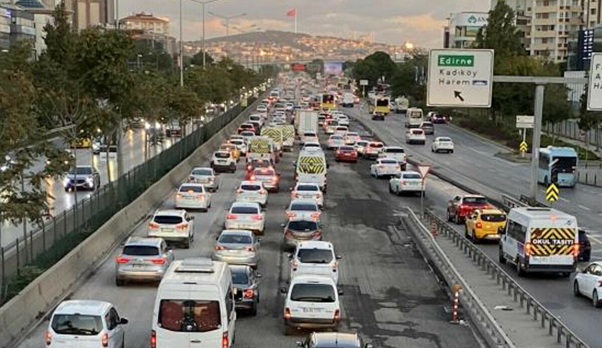 İstanbul trafiğinde cuma telaşı: Yoğunluk yüzde 50'ye yaklaştı İstanbul trafiğinde cuma telaşı: Yoğunluk yüzde 50'ye yaklaştı