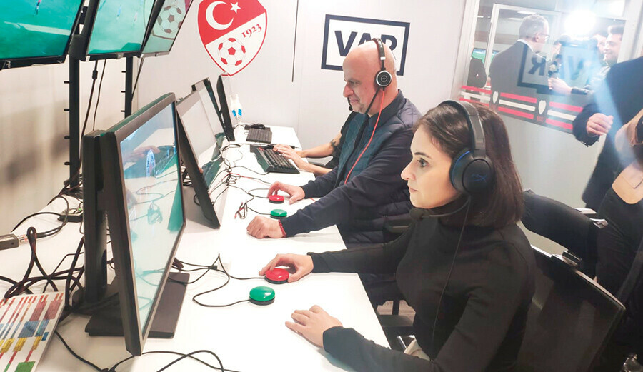 Riva'daki VAR odası kapılarını medyaya açtı! Sistem böyle işliyor... Riva'daki VAR odası kapılarını medyaya açtı! Sistem böyle işliyor...